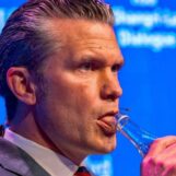 Les troupes trans demandent au juge de protéger toutes les personnes visées par l'interdiction militaire de Pete Hegseth