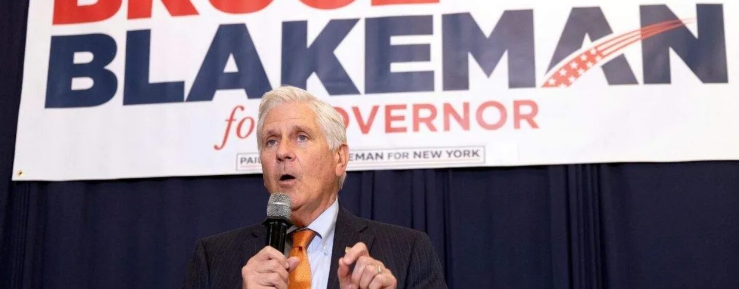 Le candidat républicain au poste de gouverneur de New York est confronté à des questions sur la compagnie antigay qu'il entretient