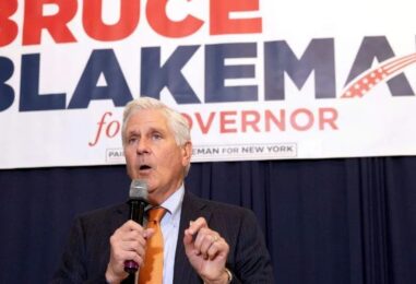 Le candidat républicain au poste de gouverneur de New York est confronté à des questions sur la compagnie antigay qu'il entretient
