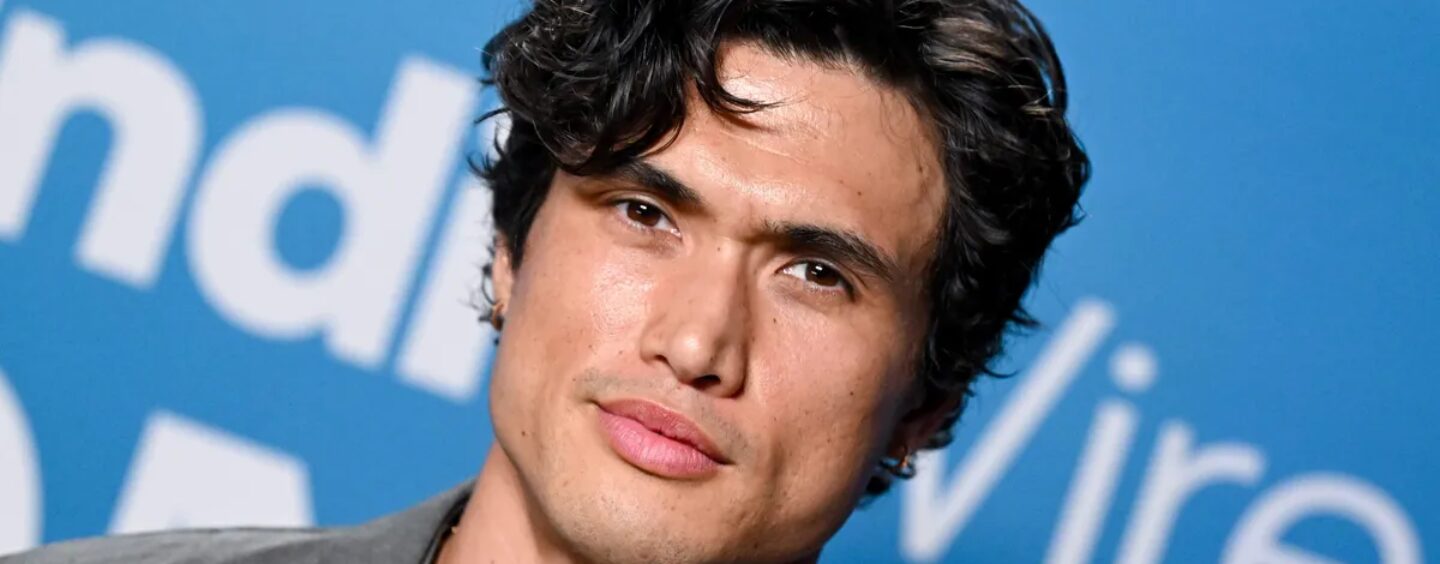Charles Melton porte un slip noir sexy au bord de la piscine sur des photos récemment divulguées