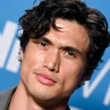 Charles Melton porte un slip noir sexy au bord de la piscine sur des photos récemment divulguées