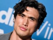 Charles Melton porte un slip noir sexy au bord de la piscine sur des photos récemment divulguées