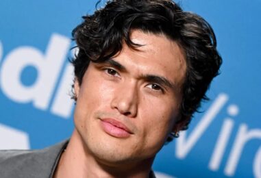 Charles Melton porte un slip noir sexy au bord de la piscine sur des photos récemment divulguées