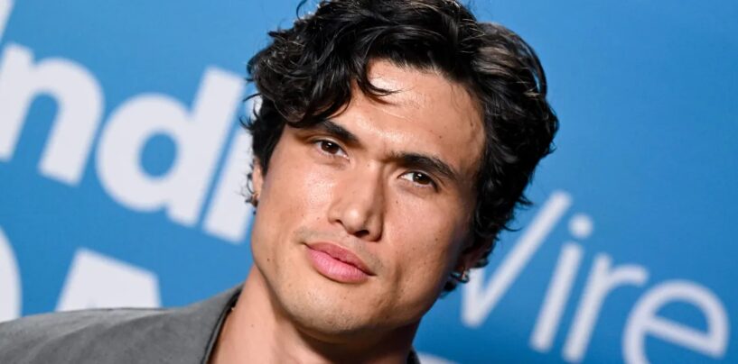 Charles Melton porte un slip noir sexy au bord de la piscine sur des photos récemment divulguées