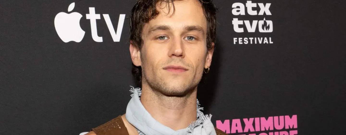 Brandon Flynn prend la pose torse nu sur de nouvelles photos séduisantes