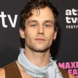 Brandon Flynn prend la pose torse nu sur de nouvelles photos séduisantes