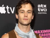 Brandon Flynn prend la pose torse nu sur de nouvelles photos séduisantes