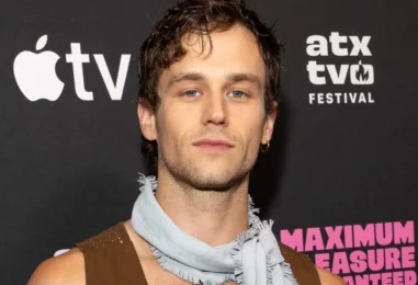 Brandon Flynn prend la pose torse nu sur de nouvelles photos séduisantes