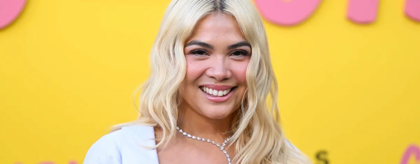 Hayley Kiyoko adore être un « réveil gay » pour les jeunes fans queer