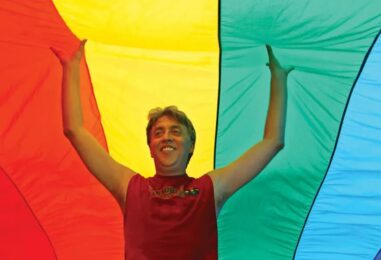 Le drapeau de la fierté original de Gilbert Baker fait un voyage en Irlande