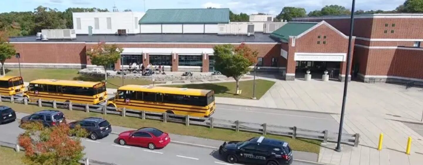 La droite anti-LGBTQ+ fait rage contre l'exposition « Have a Gay Summer » dans une école du Massachusetts