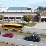 La droite anti-LGBTQ+ fait rage contre l'exposition « Have a Gay Summer » dans une école du Massachusetts