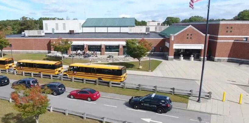 La droite anti-LGBTQ+ fait rage contre l'exposition « Have a Gay Summer » dans une école du Massachusetts