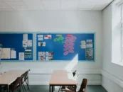 Un enseignant intersexué en Floride affirme que son école l'a licencié parce qu'il pensait qu'il était trans