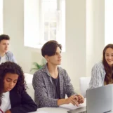 Qu'est-ce que ça fait d'enseigner à une époque déterminée à effacer les vies trans