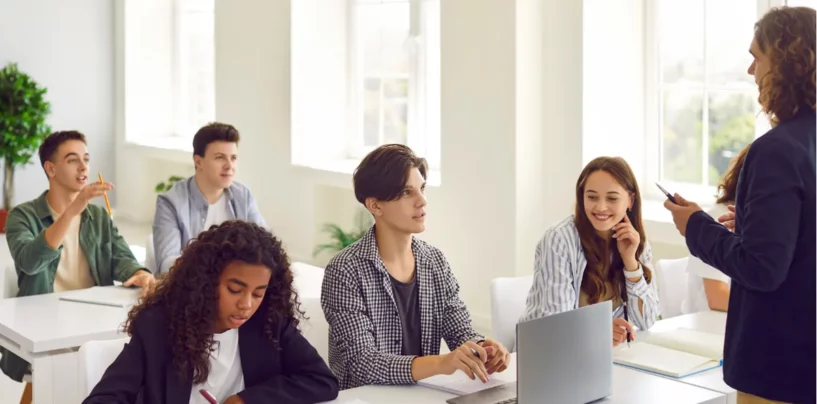 Qu'est-ce que ça fait d'enseigner à une époque déterminée à effacer les vies trans