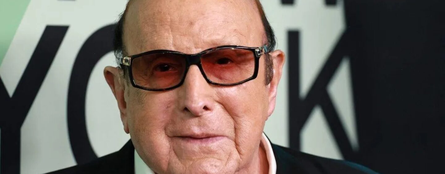 Clive Davis, le créateur de stars bisexuel qui a changé la musique pop américaine, est décédé à 94 ans