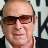 Clive Davis, le créateur de stars bisexuel qui a changé la musique pop américaine, est décédé à 94 ans