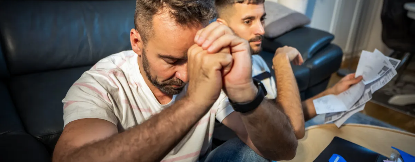 Les immigrants LGBTQ+ ont du mal à prouver les relations qu'ils ont dû cacher pour survivre