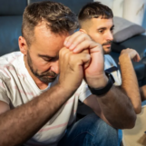 Les immigrants LGBTQ+ ont du mal à prouver les relations qu'ils ont dû cacher pour survivre