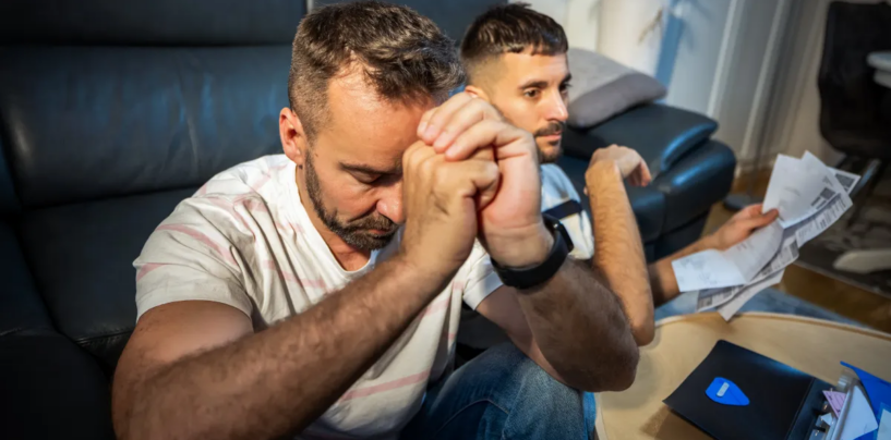 Les immigrants LGBTQ+ ont du mal à prouver les relations qu'ils ont dû cacher pour survivre