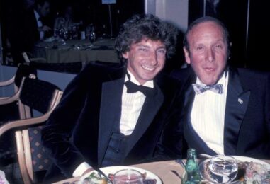 Clive Davis a donné aux personnes LGBTQ+ la bande originale de nos vies et une place dans la musique