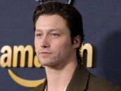 La star de Off Campus, Stephen Kalyn, se déshabille lentement dans une vidéo virale sexy