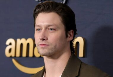 La star de Off Campus, Stephen Kalyn, se déshabille lentement dans une vidéo virale sexy