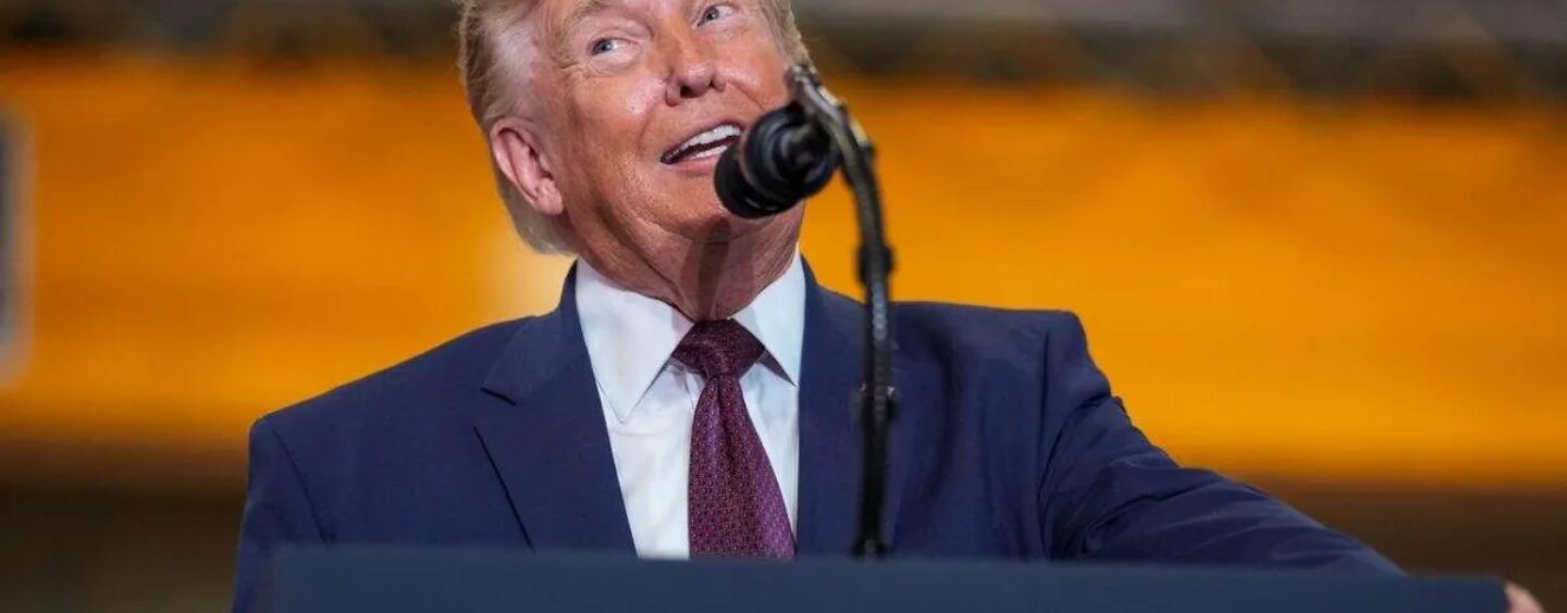 Trump se moque des femmes cisgenres, les qualifiant de faibles dans d'étranges diatribes anti-trans sportives adressées aux ouvriers d'usine
