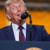Trump se moque des femmes cisgenres, les qualifiant de faibles dans d'étranges diatribes anti-trans sportives adressées aux ouvriers d'usine