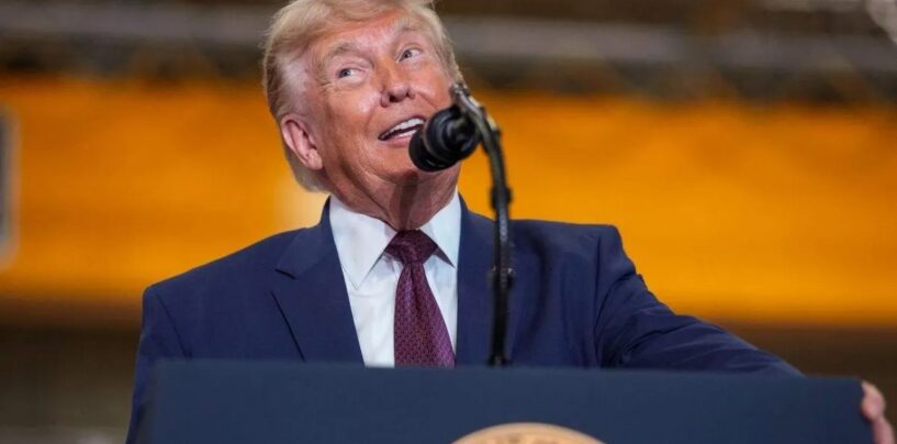 Trump se moque des femmes cisgenres, les qualifiant de faibles dans d'étranges diatribes anti-trans sportives adressées aux ouvriers d'usine