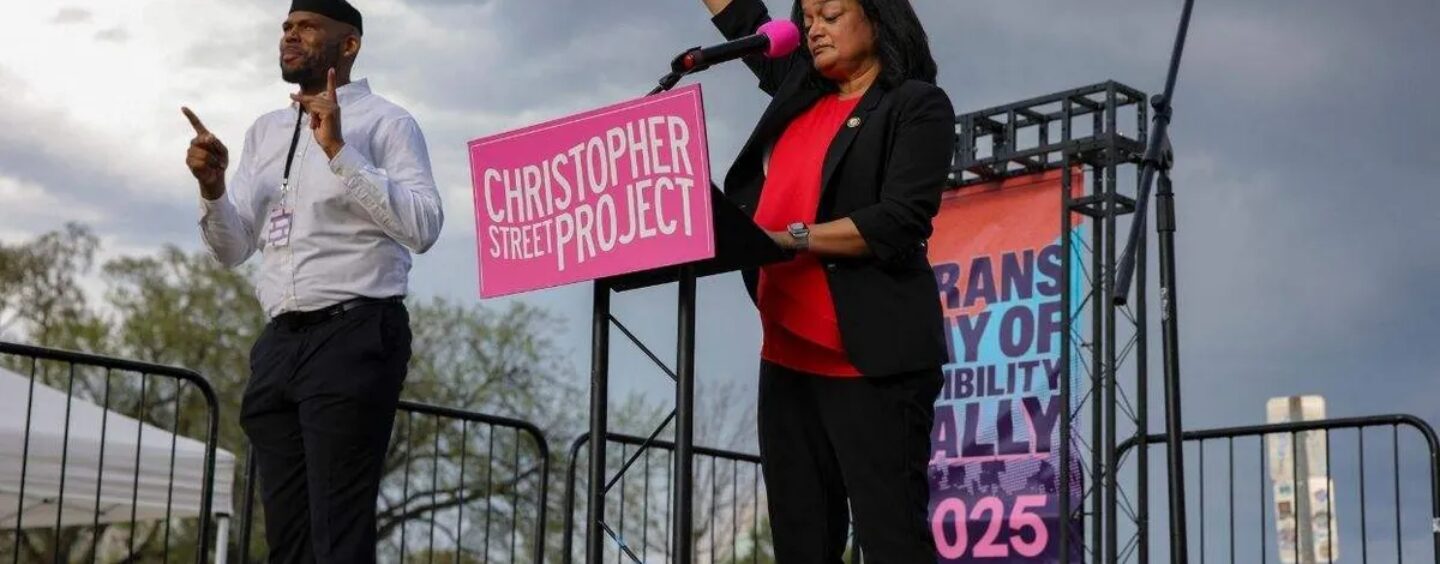 Pramila Jayapal met en garde les démocrates : ne jetez pas les personnes trans sous le bus
