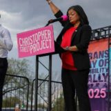 Pramila Jayapal met en garde les démocrates : ne jetez pas les personnes trans sous le bus