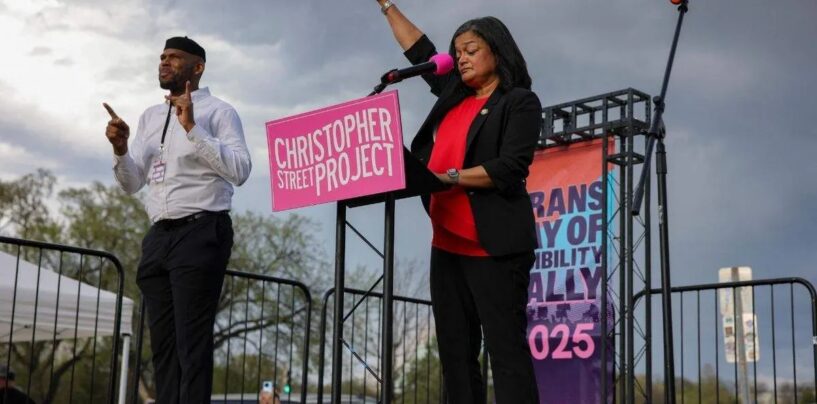 Pramila Jayapal met en garde les démocrates : ne jetez pas les personnes trans sous le bus