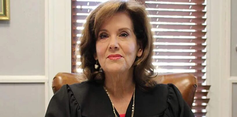 Un juge du Texas qui a refusé de marier des couples homosexuels remporte un procès de 640 000 $