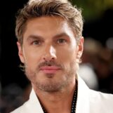 Chris Appleton porte un Speedo rouge moulant dans de nouvelles photos sexy de vacances