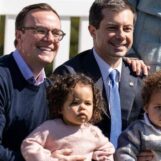 Pete Buttigieg a été séparé de ses enfants après qu'un faux rapport du CPS ait ciblé sa famille