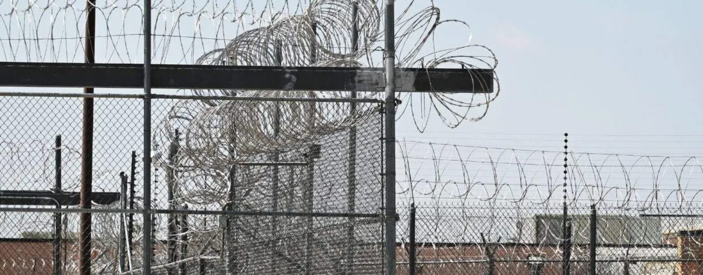 Les juges des deux côtes évaluent les droits des prisonniers transgenres alors que Trump cible les politiques pénitentiaires