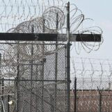 Les juges des deux côtes évaluent les droits des prisonniers transgenres alors que Trump cible les politiques pénitentiaires