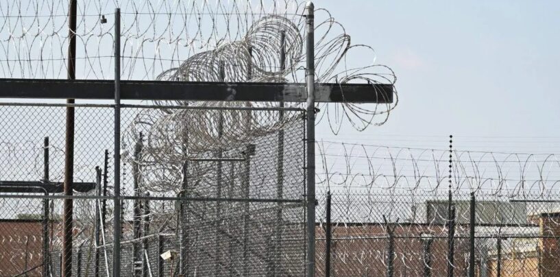 Les juges des deux côtes évaluent les droits des prisonniers transgenres alors que Trump cible les politiques pénitentiaires