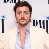 Benson Boone se déshabille et porte un tout petit short dans un nouveau clip sexy