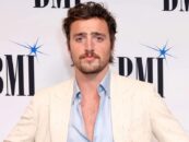 Benson Boone se déshabille et porte un tout petit short dans un nouveau clip sexy