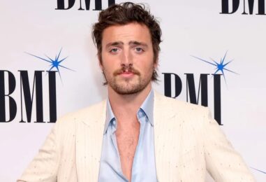 Benson Boone se déshabille et porte un tout petit short dans un nouveau clip sexy