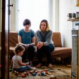 « On a quitté Varsovie pour pouvoir élever notre fille en couple » : ce couple polonais raconte sa nouvelle vie depuis qu’il s’est installé à Bruxelles