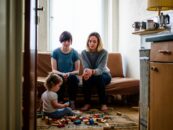 « On a quitté Varsovie pour pouvoir élever notre fille en couple » : ce couple polonais raconte sa nouvelle vie depuis qu’il s’est installé à Bruxelles