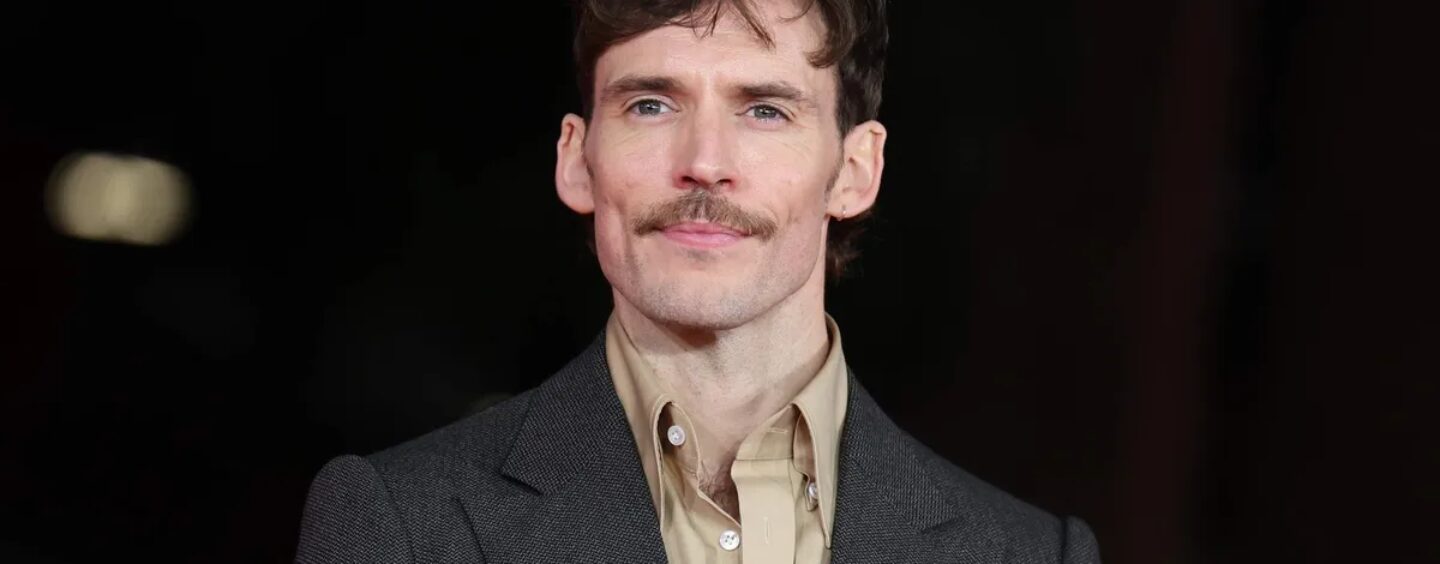 Sam Claflin fête son anniversaire avec un nouveau selfie sexy torse nu