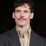 Sam Claflin fête son anniversaire avec un nouveau selfie sexy torse nu