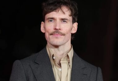 Sam Claflin fête son anniversaire avec un nouveau selfie sexy torse nu