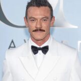 Luke Evans porte un Speedo serré dans de nouvelles photos sexy de vacances