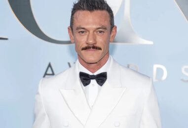 Luke Evans porte un Speedo serré dans de nouvelles photos sexy de vacances